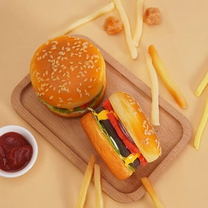 Ensemble de hamburgers et sandwichs artificiels en PU sur un plateau en bois