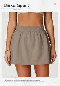 Dettaglio della gonna da tennis taupe a vita alta con elastico in vita su una modella