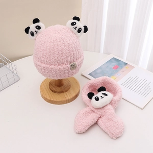 Dettaglio del set invernale rosa con cappello e sciarpa in peluche con panda 3D per neonati