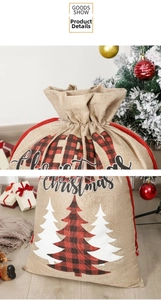Detail van de kerstcadeautas van jute met opdruk en rood trekkoord voor cadeaus