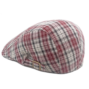Détail de la casquette plate à carreaux rouges et noirs avec boucle en métal réglable