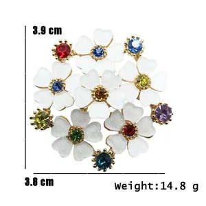 Vista dettagliata della spilla floreale in resina con strass colorati da 3,9cm per 3,8cm