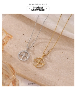 Détail de colliers boussole en or et argent avec détails d'étoile boussole en zircon