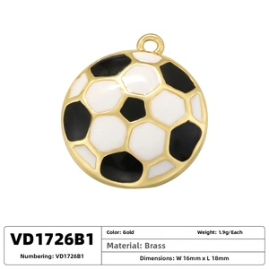 Detail eines Fußballanhängers aus Messing mit schwarz-weißer Emaille und Goldakzenten