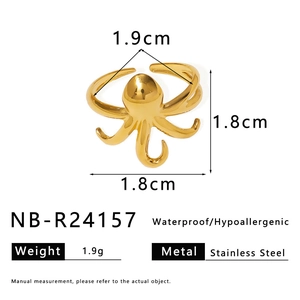 Détail macro de la bague pieuvre dorée en acier inoxydable avec dimensions 1,8 x 1,9 cm