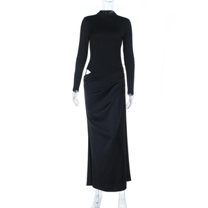 Elegante vestido largo negro de cuello alto con manga larga y sexy corte en la cintura