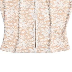 Gros plan sur la dentelle florale blanche avec doublure beige sur le haut à manches