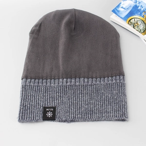 Berretto in maglia foderato in pile grigio scuro e grigio da uomo con fiocco di neve