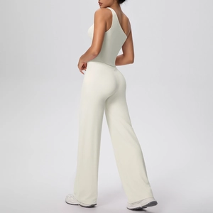 Détail d'une combinaison de yoga crème à une épaule avec taille cintrée et pantalon large