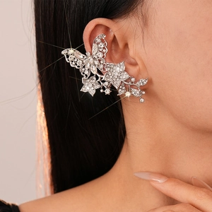 Eleganter silberner Schmetterling Ohrclip mit funkelnden Kristallen und Blumen
