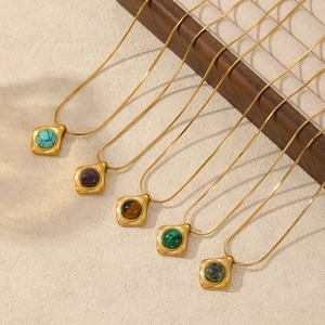 Colliers vintage français en acier inoxydable plaqué or 18 carats avec pierres naturelles