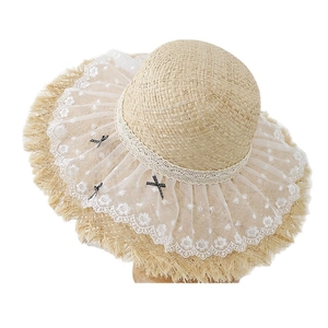 Chapeau de paille d'été pour femmes avec dentelle blanche et noeuds noirs délicats