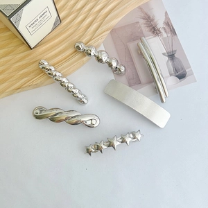 Set di 5 fermagli per capelli in metallo argento con stelle e forme geometriche su legno