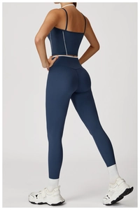 Détail de l'ensemble de yoga bleu marine montrant le dos croisé et le legging taille haute