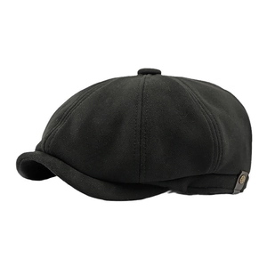 Gorra de repartidor clásica negra en ante sintético con paneles y detalle de correa