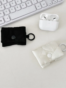 Custodia trapuntata per AirPods in nero e beige con gancio portachiavi rotondo