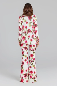 Détails de l'imprimé roses rouges sur l'ensemble blazer blanc et pantalon évasé
