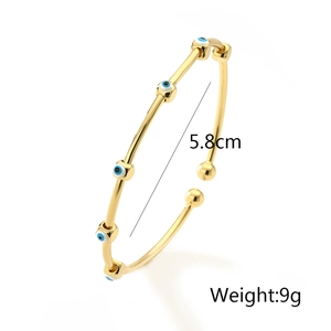 Detalle del brazalete de ojo turco dorado con diámetro de 5,8 cm y un peso de 9 g