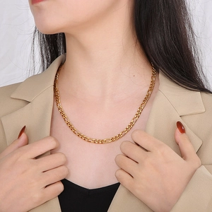 Classic golden Figaro chain necklace in titanium steel for a minimalist fashion look