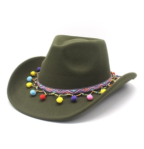 Détail d'un chapeau de cowboy vert olive avec ruban ethnique et pompons multicolores
