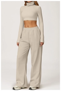 Detail von High Neck Langarm-Crop-Top und weiter Hose aus weichem gebürstetem Stoff