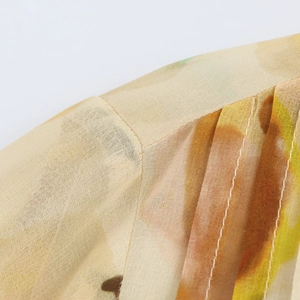 Detail der floralen Schifffonbluse mit Schulternähten und plissierter Stoffstruktur