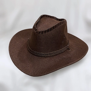 Gros plan d'un chapeau de cowboy marron avec corde décorative et coutures précises