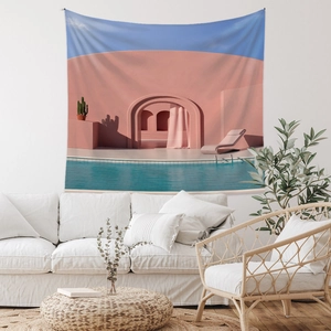 Detailansicht eines Wandteppichs mit rosa Bögen und Pool in einem modernen Wohnzimmer