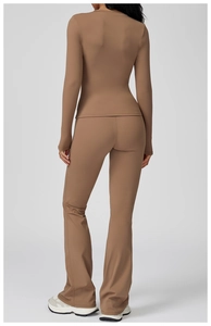 Vue arrière du legging évasé marron et du haut ajusté à manches longues pour fitness