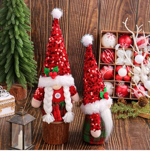 Gnomes de Noël avec chapeaux à paillettes rouges sur une table en bois décorée de fête