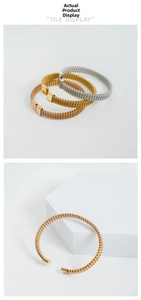 Macro di bracciale rigido a rete in acciaio inossidabile nei colori oro e argento
