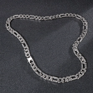 Detailansicht einer silbernen Edelstahl-Gliederkette mit kompliziertem Muster-Design