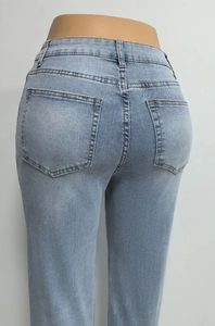 Detailweergave van de achterkant van een lichtblauwe denim jeans met hoge taille en zakken
