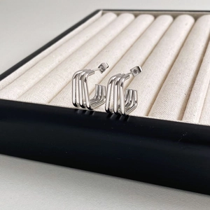 Minimalistische geometrische dreilagige C-förmige Ohrringe in glänzendem Silber-Finish