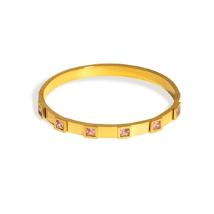 Minimalistisches Armband aus Gold-Titanstahl mit rosa quadratischen Schmucksteinen