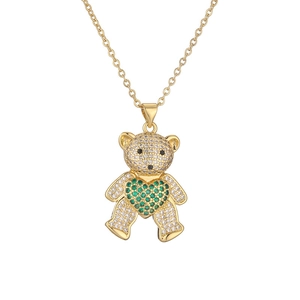 Collier pendentif ourson doré avec zircons pavés et détail de cœur vert brillant