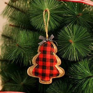 Vue macro d'un ornement en tissu sapin de Noël avec motif à carreaux rouges et toile