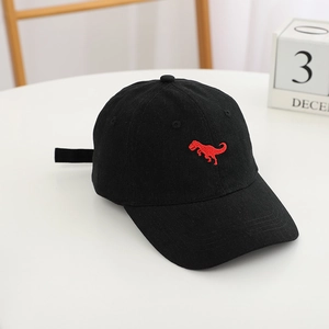 Gros plan sur la casquette en coton noir avec broderie de dinosaure rouge détaillée