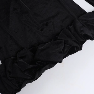 Nahaufnahme von schwarzem Samtstoff mit weicher Textur und plissierten Details