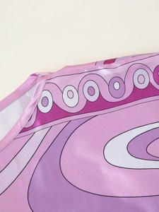 Nahaufnahme von retro rosa-lilafarbenem geometrischem Wirbelmuster auf Satin-Stoff