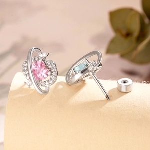 Orecchini a perno a forma di pianeta cuore in argento con pietre rosa e blu e vite