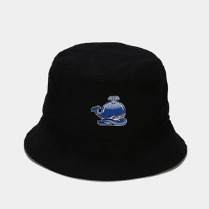 Dettaglio del ricamo balena blu sul cappello a secchiello nero in cotone pregiato