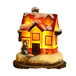 Maison de Noël lumineuse en résine avec lumière LED chaude et sapin recouvert de neige
