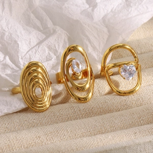 Lot de trois bagues empilables plaquées or 18 carats avec zircon cœur et ovale