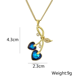 Detail van vergulde kersen hanger met blauwe hartstenen en afmetingen van 4,3 cm hoog
