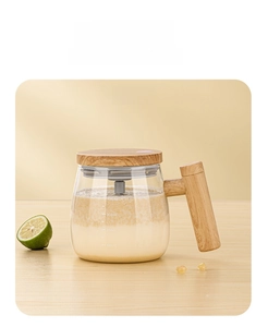 Close-up of glass self-stirring cup featuring 400ml scale and wood grain handle