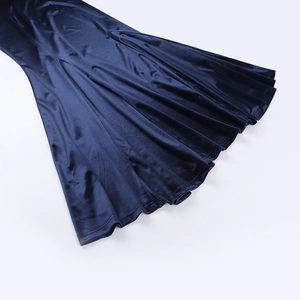 Vue détaillée de l'ourlet sirène en satin bleu foncé avec un drapé élégant et brillant