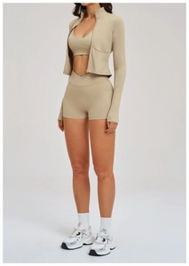 Completo yoga beige 3 pezzi con giacca slim, reggiseno sportivo e shorts a vita a V