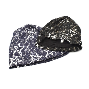 Détail du bonnet en tricot à motif étoile avec doublure intérieure et coutures lisses