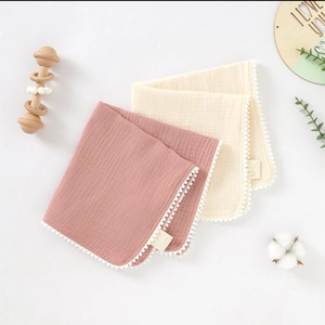 Serviettes en gaze de coton pour bébé avec dentelle à pompons en rose et blanc crème